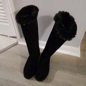 BEARPAW NWOB Women's Dorothy Black Suede Knee High Boots W Studs & Fur- Size 10
